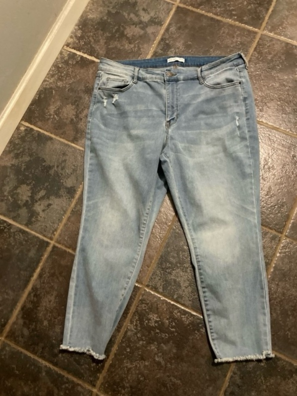 Nine West Light Blue High Rise Sculpting Ankle Jeans with Frayed Hem Size 18